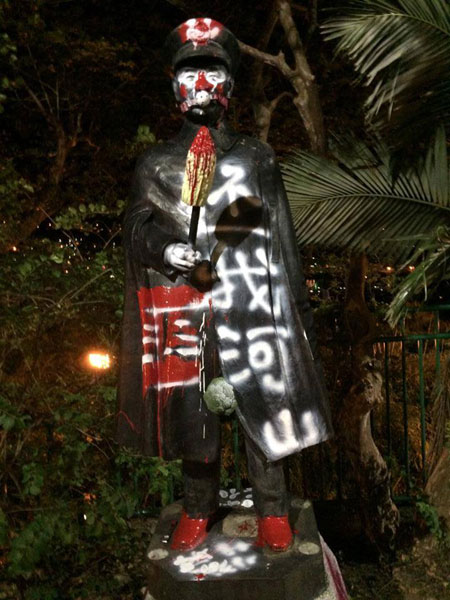 基隆蔣介石銅像慘遭涂漆 基隆蔣介石銅像慘遭涂漆