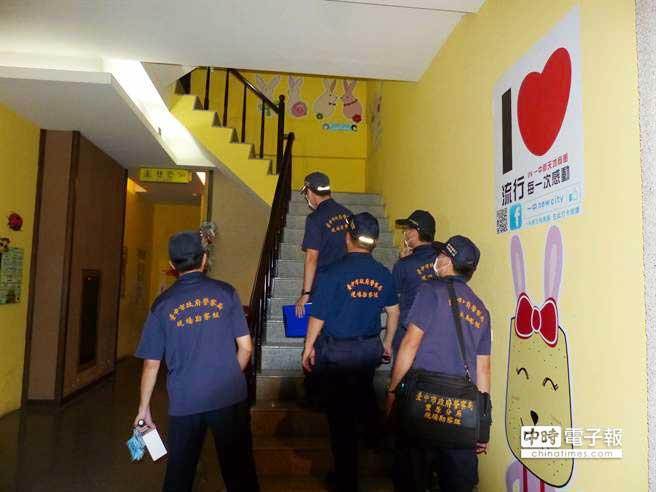 臺(tái)中市今晚傳槍響,警方跨區(qū)辦案,和歹徒駁火,造成一警察、一歹徒中彈。圖為鑒識(shí)小組現(xiàn)場(chǎng)采證 臺(tái)中市今晚傳槍響,警方跨區(qū)辦案,和歹徒駁火,造成一警察、一歹徒中彈。圖為鑒識(shí)小組現(xiàn)場(chǎng)采證