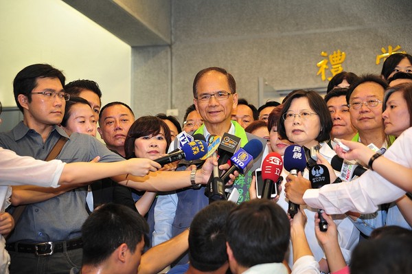 ���a�������M�h��ϯ��Ӣ����ͬ�µ�ӛ���x�±����L�����_ý�D��