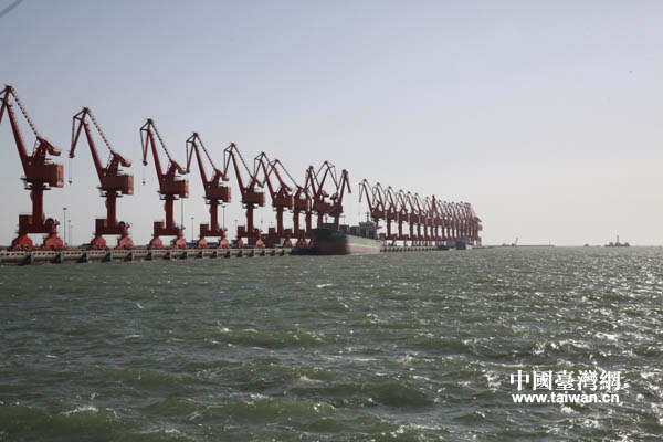 港口內(nèi)林立的裝載機(jī)器(中國(guó)臺(tái)灣網(wǎng) 王錫朋 攝) 港口內(nèi)林立的裝載機(jī)器(中國(guó)臺(tái)灣網(wǎng) 王錫朋 攝)