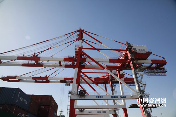 裝載貨物的大型機(jī)器(中國(guó)臺(tái)灣網(wǎng) 王錫朋 攝) 裝載貨物的大型機(jī)器(中國(guó)臺(tái)灣網(wǎng) 王錫朋 攝)