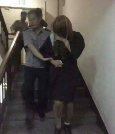 �ЌW����ʾ��ԓ���Ӻܿ�����ԓУ�W�������ܲ�ֹһ�ˡ����f��߀δ�õ��ٷ��C����Ҳ�б����˷Q��ԓ���ӱ��l�F������ʾ�Լ��ǁ���Ů���ѵġ�