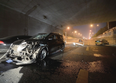 ���Ӿ��{ײ������ ¶�y�����{������(zh��n)�󾯡�