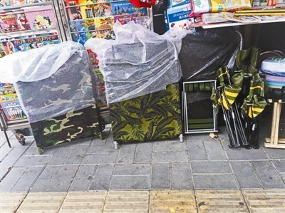 北京部分大醫院急診科床位緊張 患者無奈租買折疊床 北京部分大醫院急診科床位緊張 患者無奈租買折疊床