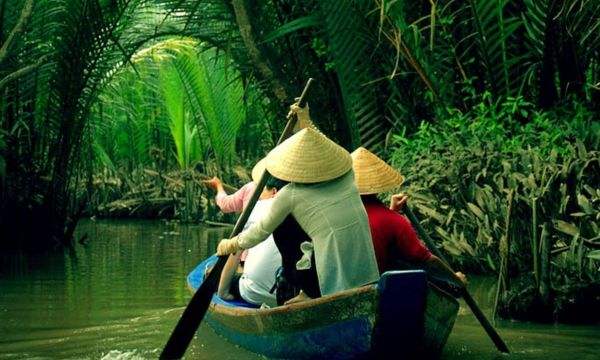 泛舟游覽西貢河。圖片來(lái)源于網(wǎng)絡(luò)如果你坐在西貢河邊的餐廳里吃牛肉河粉,又或去到幼沙碧海、隱逸閑適的芽莊,沒(méi)帶美元又花完了手頭的越南盾,把我掏出來(lái)應(yīng)急也是沒(méi)問(wèn)題的。