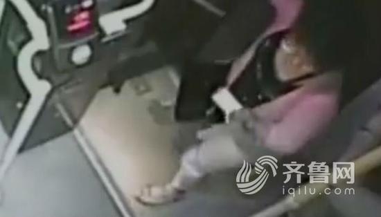 女子上車后一直看手機(視頻截圖)
