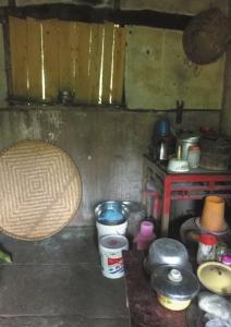 鐘廣福家的窗戶上沒有玻璃,釘著木板。