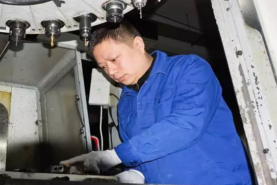 胡勝在車(chē)間操作設(shè)備