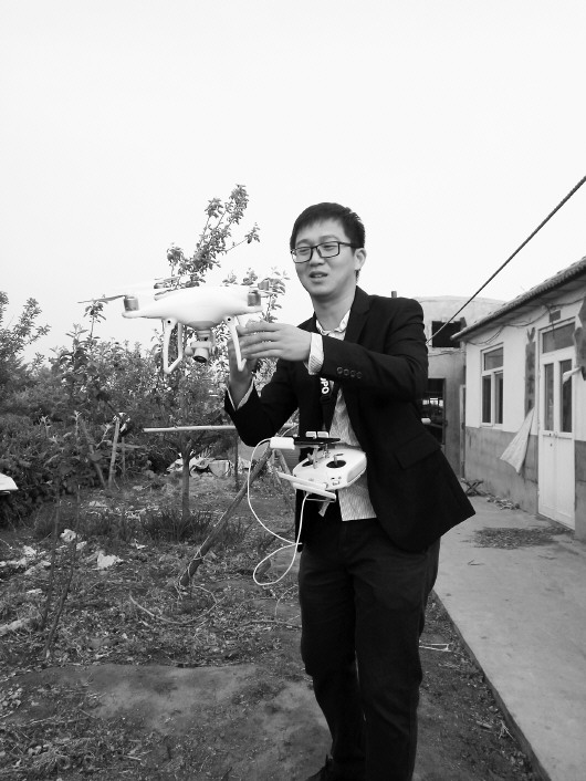 無人機(jī)偵查結(jié)束后落地。齊魯晚報(bào)記者 張琪攝