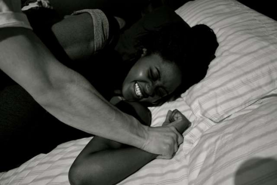 ���¾W5��17���c ����ý���������һ��Ů������һ��İ������ԇ�D������C�������돊�����������^Ů�Ӳ��]������@��ʧ�����������o�������������ӌ������Ǖr����ҧ�������^�����Ó����