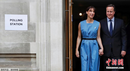 英國脫歐公投拉開帷幕,首相卡梅倫攜夫人投票。