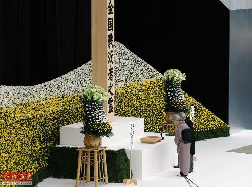 當?shù)貢r間2014年8月15日,日本東京,民眾前往日本武道館。日本15日迎來第69個戰(zhàn)敗日,日本政府主辦的全國戰(zhàn)歿者追悼儀式在東京都千代田區(qū)的日本武道館舉行。天皇夫婦、首相安倍晉三出席儀式。