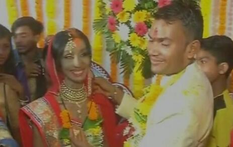 被潑硫酸成爛臉...她竟因“打錯的電話”嫁入豪門! 被潑硫酸成爛臉...她竟因“打錯的電話”嫁入豪門!