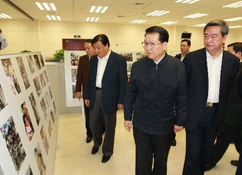 5月16日深夜,中共中央政治局常委李長春先后來到新華社和中央電視臺,代表黨中央、國務院和胡錦濤總書記,看望慰問抗震救災新聞工作者,向奮戰在抗震救災宣傳報道第一線的全體同志致以親切的慰問和崇高的敬意。中共中央政治局委員、書記處書記、中宣部部長劉云山一同看望慰問。 這是李長春在新華社新聞信息發稿中心觀看新華社播發的抗震救災新聞圖片。 新華社記者 龐興雷 攝