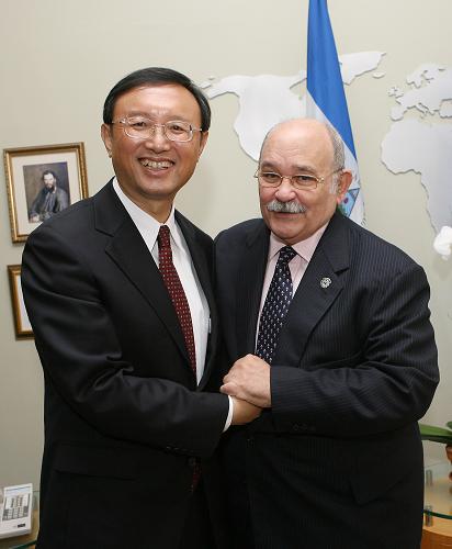 楊潔篪會見第63屆聯大主席 9月22日,在美國紐約聯合國總部,中國外交部長楊潔篪(左)會見第63屆聯大主席德斯科托·布羅克曼。 新華社記者 侯俊 攝