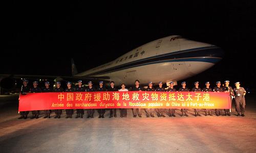 1月17日,在海地太子港,中方人員在機場迎接來自中國的地震救援物資。當地時間當日凌晨4點11分,中國政府援助海地地震災區的物資抵達太子港,這批物資重約90噸,價值人民幣1300余萬元,包括20余萬份藥品、1000頂帳篷、240套便攜式應急燈、2套水凈化設備、1250公斤食品和飲用水、4080件單衣等。新華社記者 邢廣利 攝