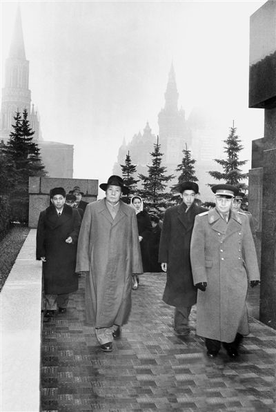 1957��11��5�����磬�ڿ���ķ�֌m���l(w��i)�־��L(zh��ng)��������ٌ���ͬ�£�ë��ϯ�ʴ���F(tu��n)���t��(ch��ng)հ���Ќ�Ĺ�����I(xi��n)��Ȧ��ë��ϯ���(c��)�鷭�g�����(f��)���҂�(c��)���l(w��i)ʿ���y��