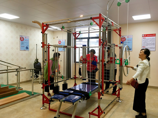 老年人在章貢區三康廟社區居家養老中心鍛煉身體 央視網鄭芳攝