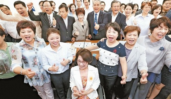 洪秀柱自稱“會(huì)飛母雞”帶黨勝選藍(lán)營(yíng)反應(yīng)不一 洪秀柱自稱“會(huì)飛母雞”帶黨勝選藍(lán)營(yíng)反應(yīng)不一