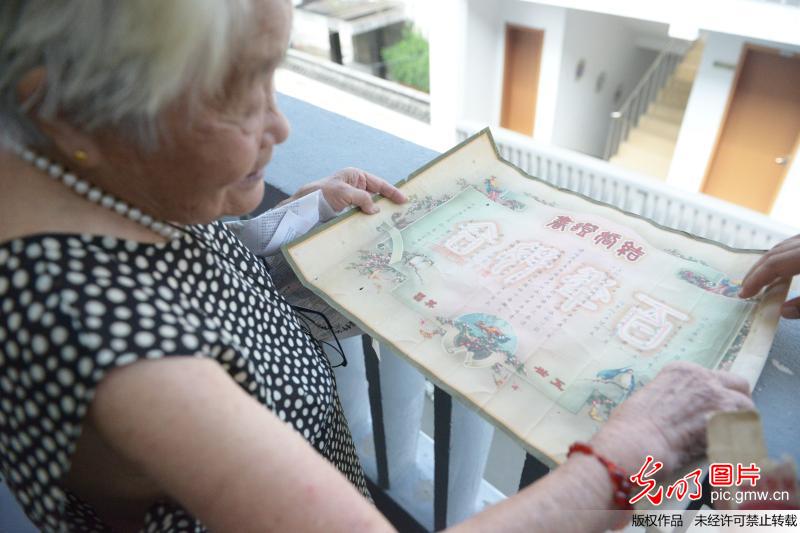 93歲老人展示新中國成立前的結婚證 93歲老人展示新中國成立前的結婚證
