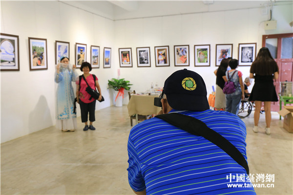 臺灣攝影家與穿著民族服飾的姑娘合影留念。(中國臺灣網記者 李岳 攝) 臺灣攝影家與穿著民族服飾的姑娘合影留念。(中國臺灣網記者 李岳 攝)