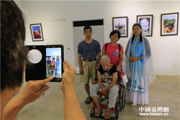 當地民眾與穿著民族服飾的姑娘合影留念。(中國臺灣網記者 李岳 攝) 當地民眾與穿著民族服飾的姑娘合影留念。(中國臺灣網記者 李岳 攝)