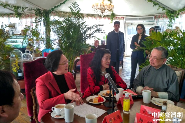 林文漪(左一)在座談會上發表講話 林文漪(左一)在座談會上發表講話