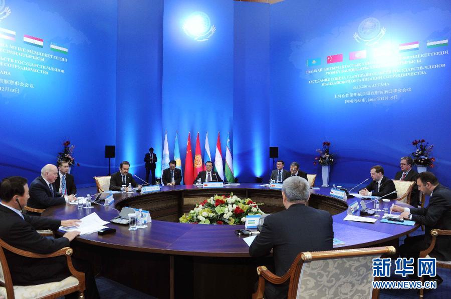 12月15日,中國(guó)國(guó)務(wù)院總理李克強(qiáng)在阿斯塔納出席上海合作組織成員國(guó)政府首腦理事會(huì)第十三次會(huì)議。 新華社記者 饒愛(ài)民 攝
