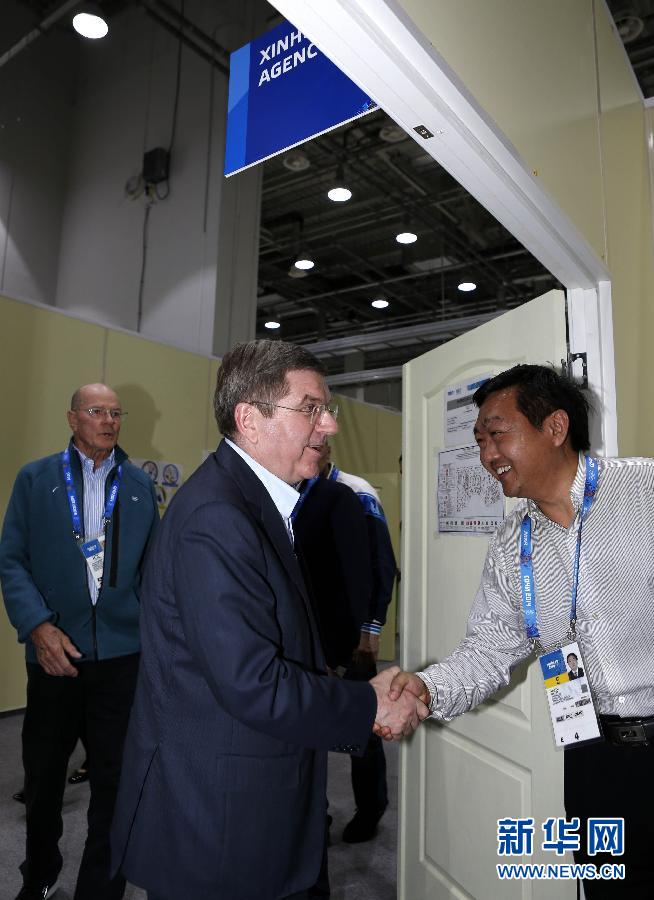 (冬奧會)(1)國際奧委會主席巴赫祝賀李堅柔為中國贏得首金 (冬奧會)(1)國際奧委會主席巴赫祝賀李堅柔為中國贏得首金