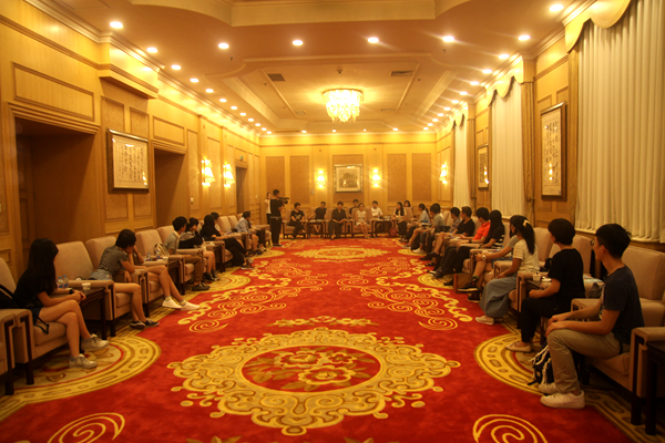 “2016年臺灣學(xué)子暑期文化實(shí)習(xí)月”活動走進(jìn)中山公園音樂堂(記者 陳文韜攝) “2016年臺灣學(xué)子暑期文化實(shí)習(xí)月”活動走進(jìn)中山公園音樂堂(記者 陳文韜攝)