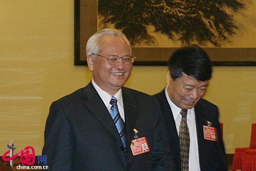 民政部長李學舉經過人民大會堂北門一笑而過 民政部長李學舉經過人民大會堂北門一笑而過