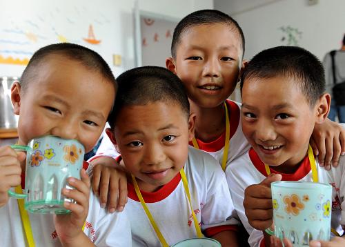 8月31日,四川省汶川地震災區的5年級學生王磊(右一)和其他來自四川災區的同學在福州陽光國際學校的宿舍里。新華社記者 張國俊 攝