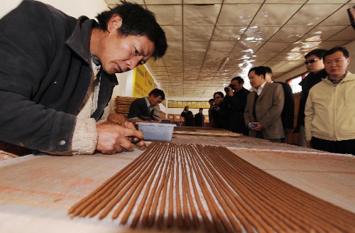 4月12日,援藏干部在西藏崗地經(jīng)貿(mào)有限公司參觀藏香手工制作過(guò)程。 當(dāng)日,來(lái)自國(guó)家各部委的120多名援藏干部來(lái)到西藏國(guó)家級(jí)文化產(chǎn)業(yè)示范基地——西藏崗地經(jīng)貿(mào)有限公司參觀。近年來(lái),隨著西藏旅游業(yè)的迅速發(fā)展,文化產(chǎn)業(yè)得到空前發(fā)展。西藏崗地經(jīng)貿(mào)有限公司作為西藏文化產(chǎn)業(yè)的龍頭企業(yè),文化藝術(shù)產(chǎn)品深受國(guó)內(nèi)外游客的青睞。 新華社記者 格桑達(dá)瓦 攝