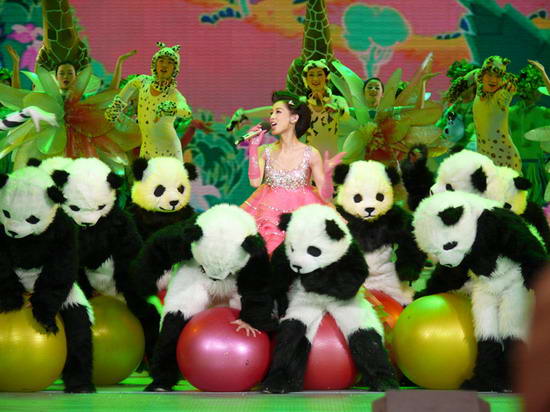 黃圣依央視春晚獨唱第一聲盡顯過硬唱功(組圖)